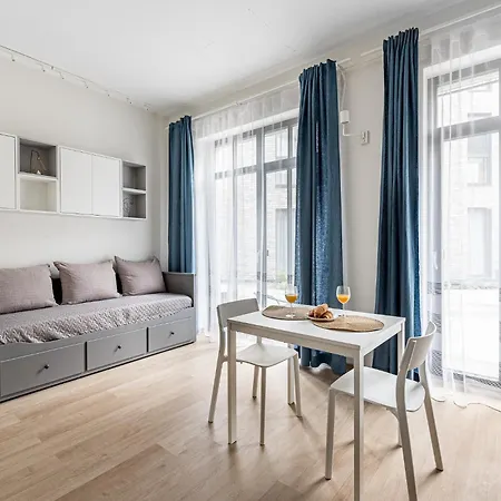 Center Studio, Parking, 16 *