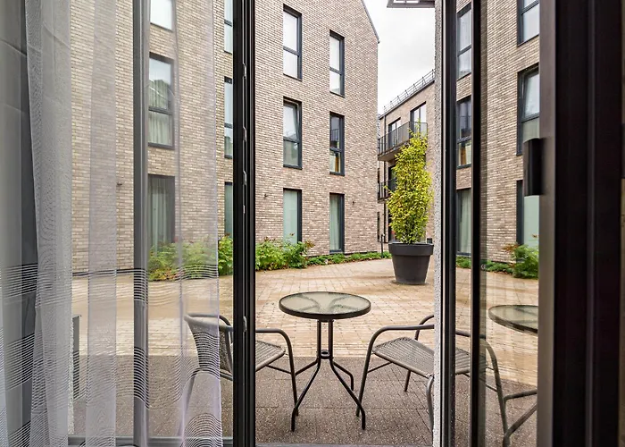 Center Studio, Parking, 16